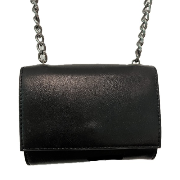 Black Flap Chain Crossbody Bag from Forever 21 - Picture 2 of 6